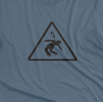 A blue t-shirt with an old Spanish sign on it, warning of the danger of electrocution.