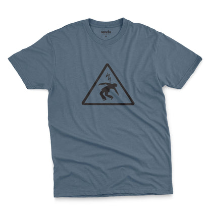 A blue t-shirt with an old Spanish sign on it, warning of the danger of electrocution.